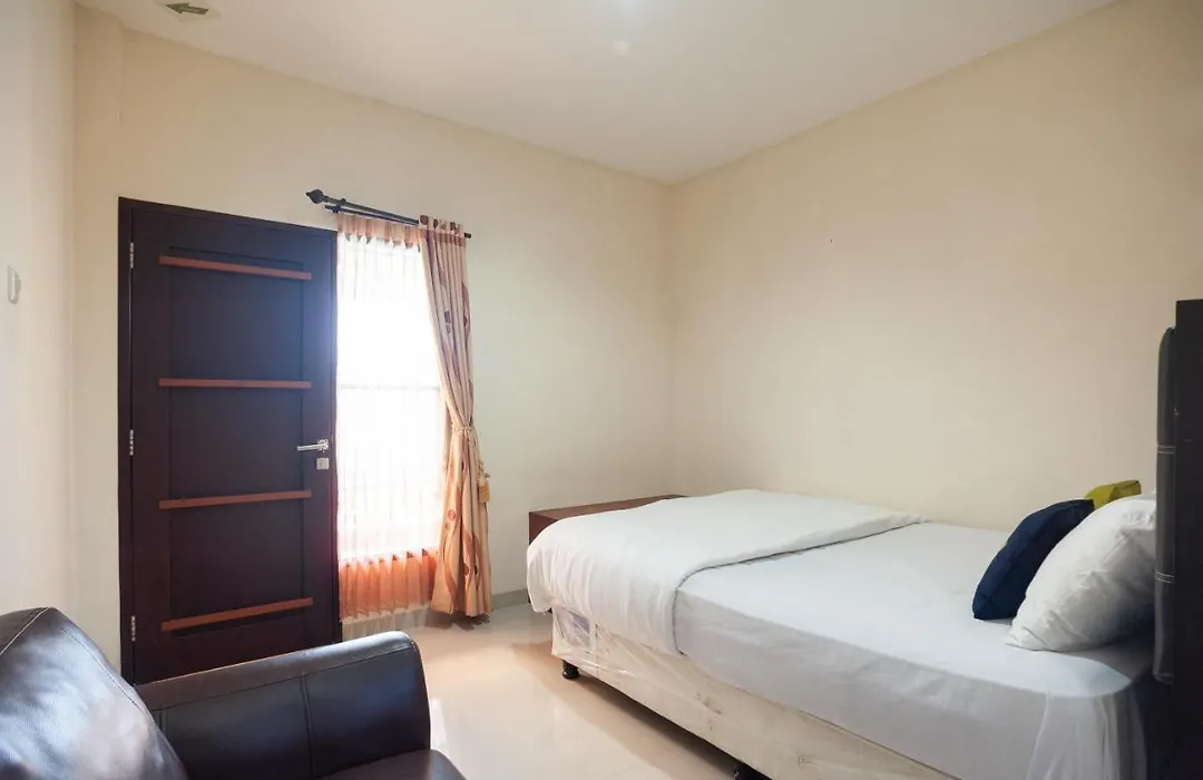 Urbanview Hotel Syariah Villa SM Cisarua Puncak by RedDoorz-1